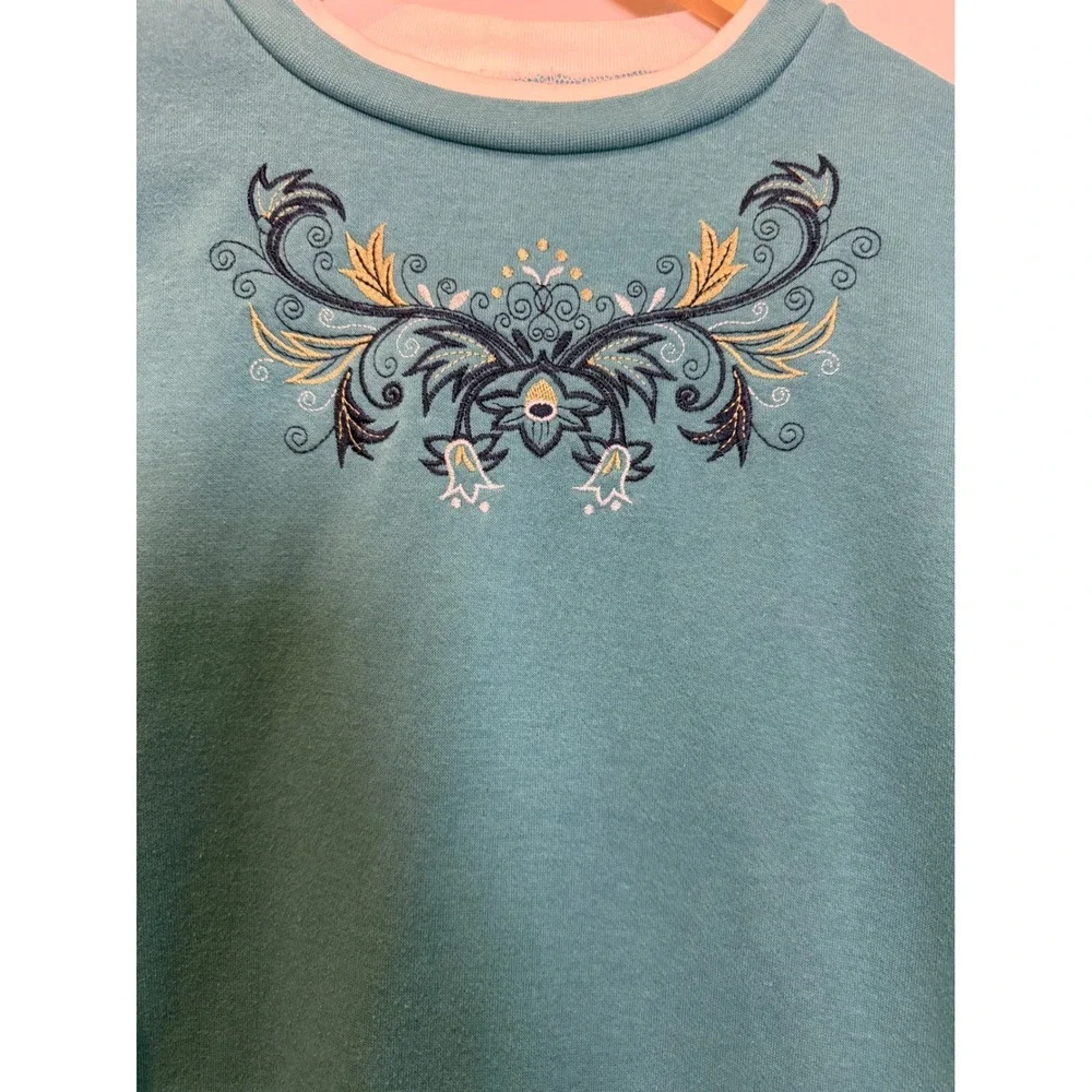Blair Women's Medium Embroidered Floral Sweatshirt Blue Cottagecore Crewneck